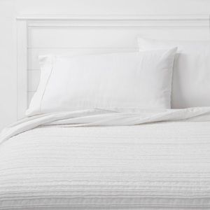 White textured bed quilt